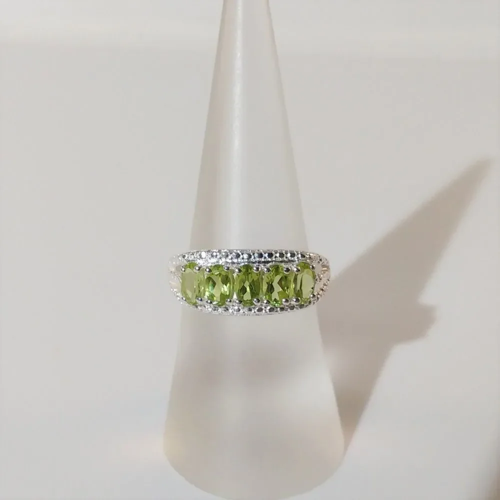 Peridot 1.4 Carats tw Ring in Sterling Silver Size 6-1/4